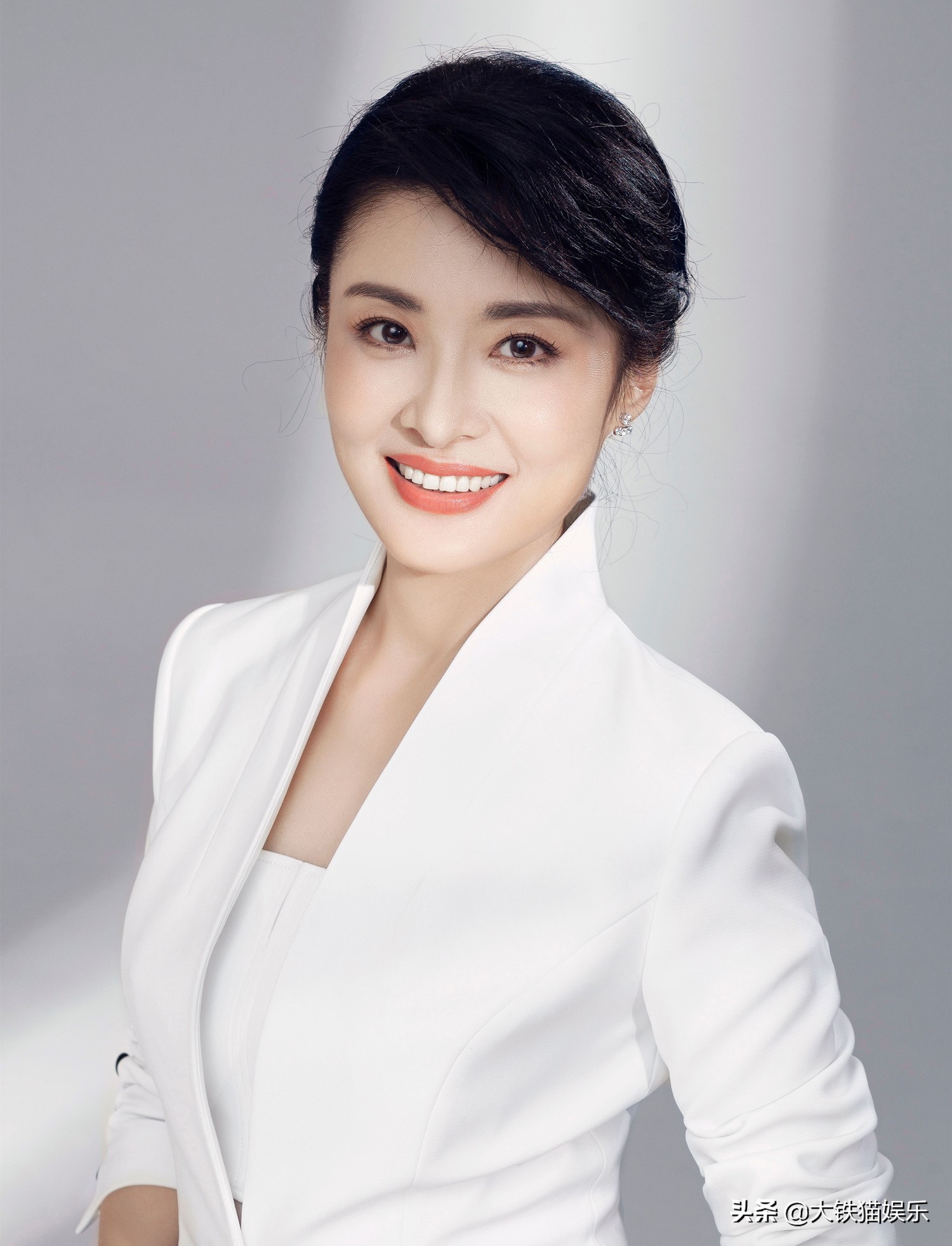 别再削骨追求“锥子脸”了！6位方脸女星告诉你，国字脸才真扛老