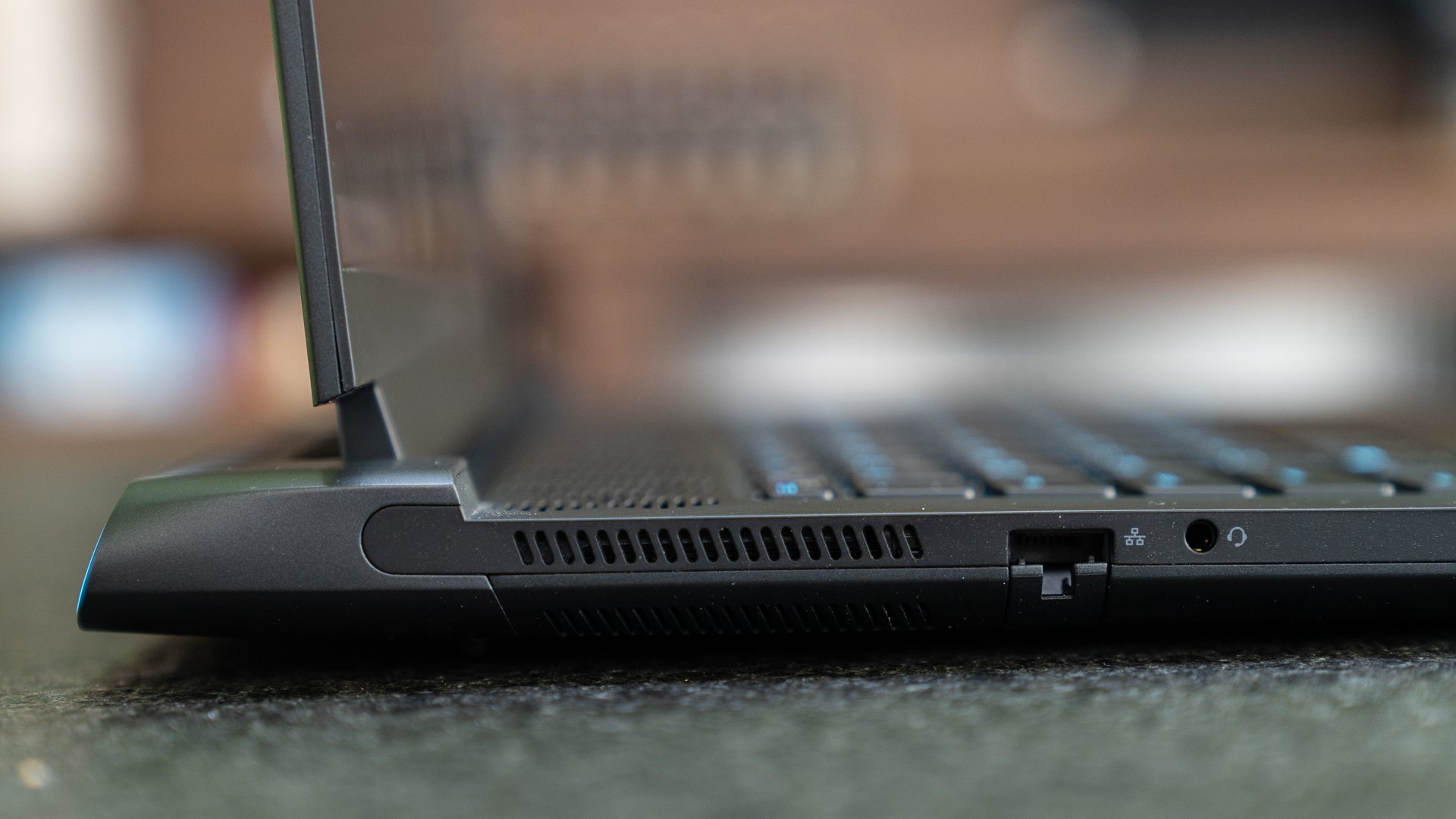 玩家的终极梦想英雄联盟,alienwarem15r6游戏本外观