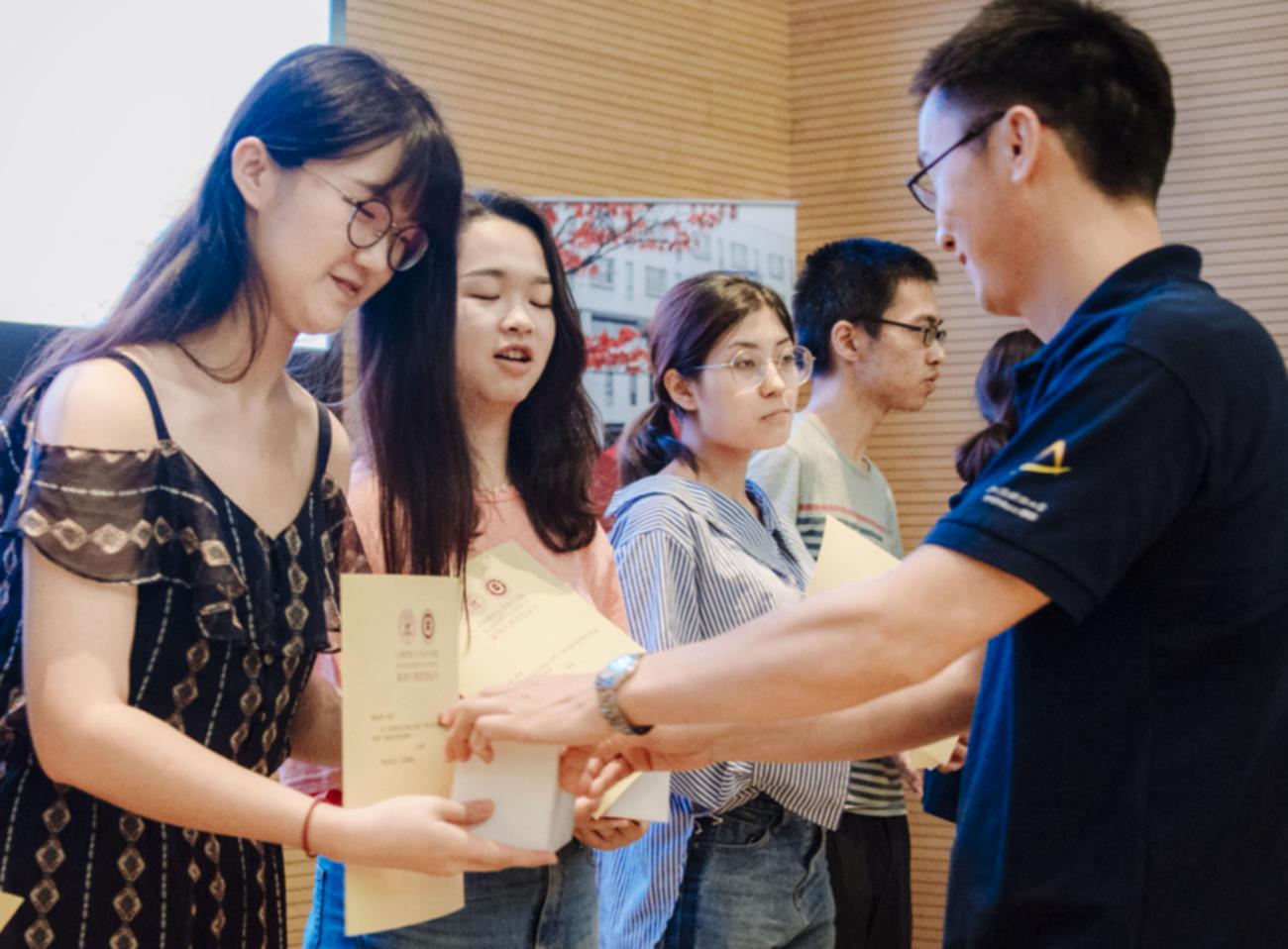 在上海读大学的优势视频,上海的大学的优势和缺点