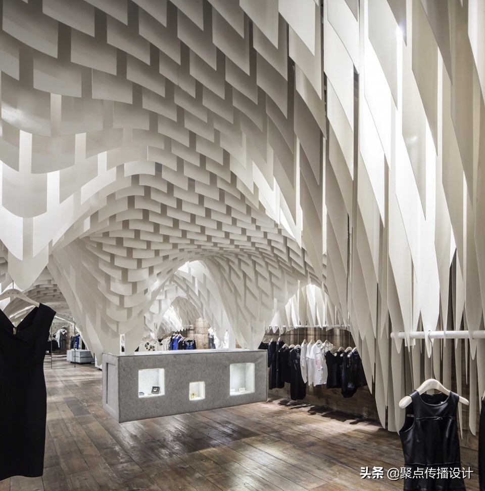 这些店里：有一家是“谢娜”的店猜猜是第几张！