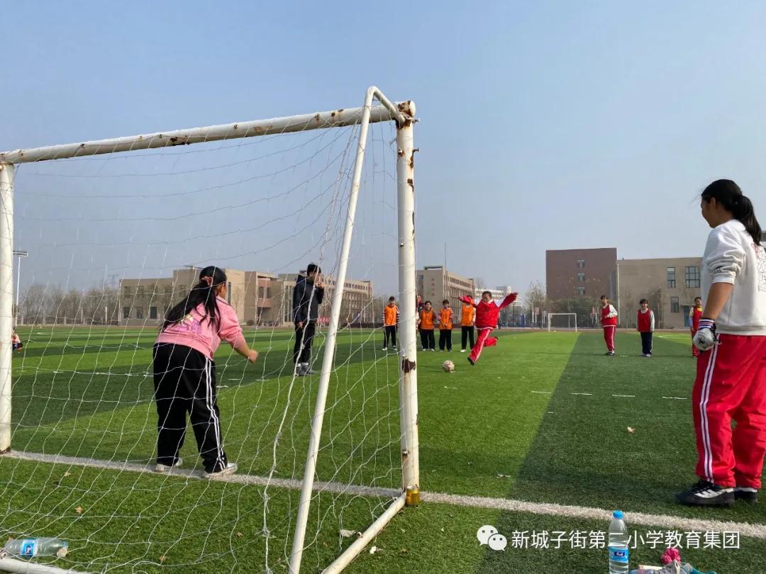 足球竞技快乐共享——街二小在区“中小学生足球赛”中荣获亚军