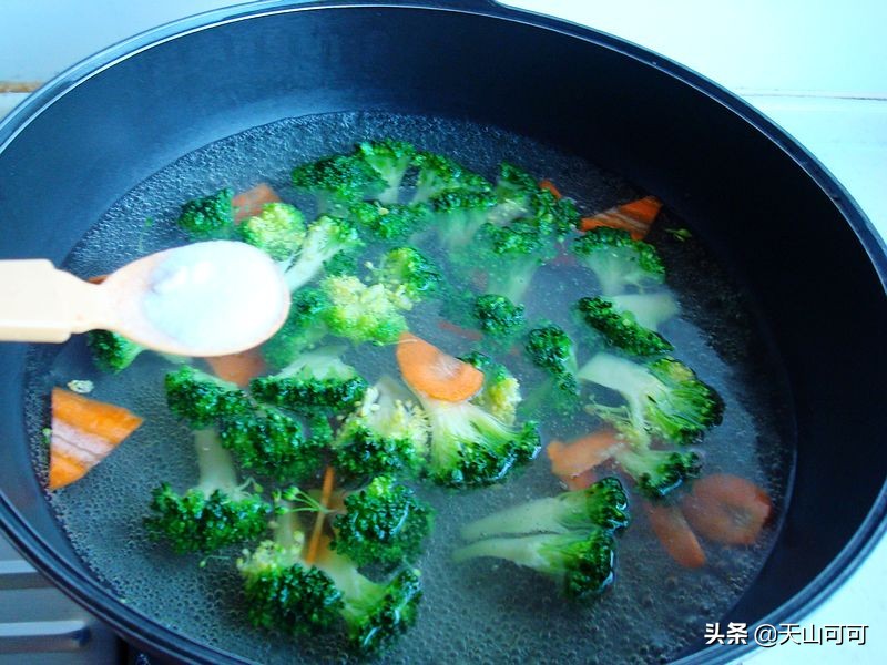 炒菜做咸了加糖有用吗,炒菜太咸了该加糖还是加醋来掩盖