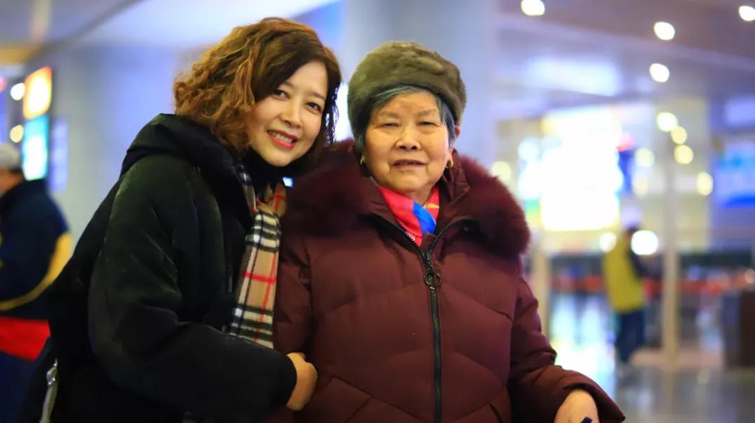 春运路上的幸福,高铁上的春运流动的年俗年味