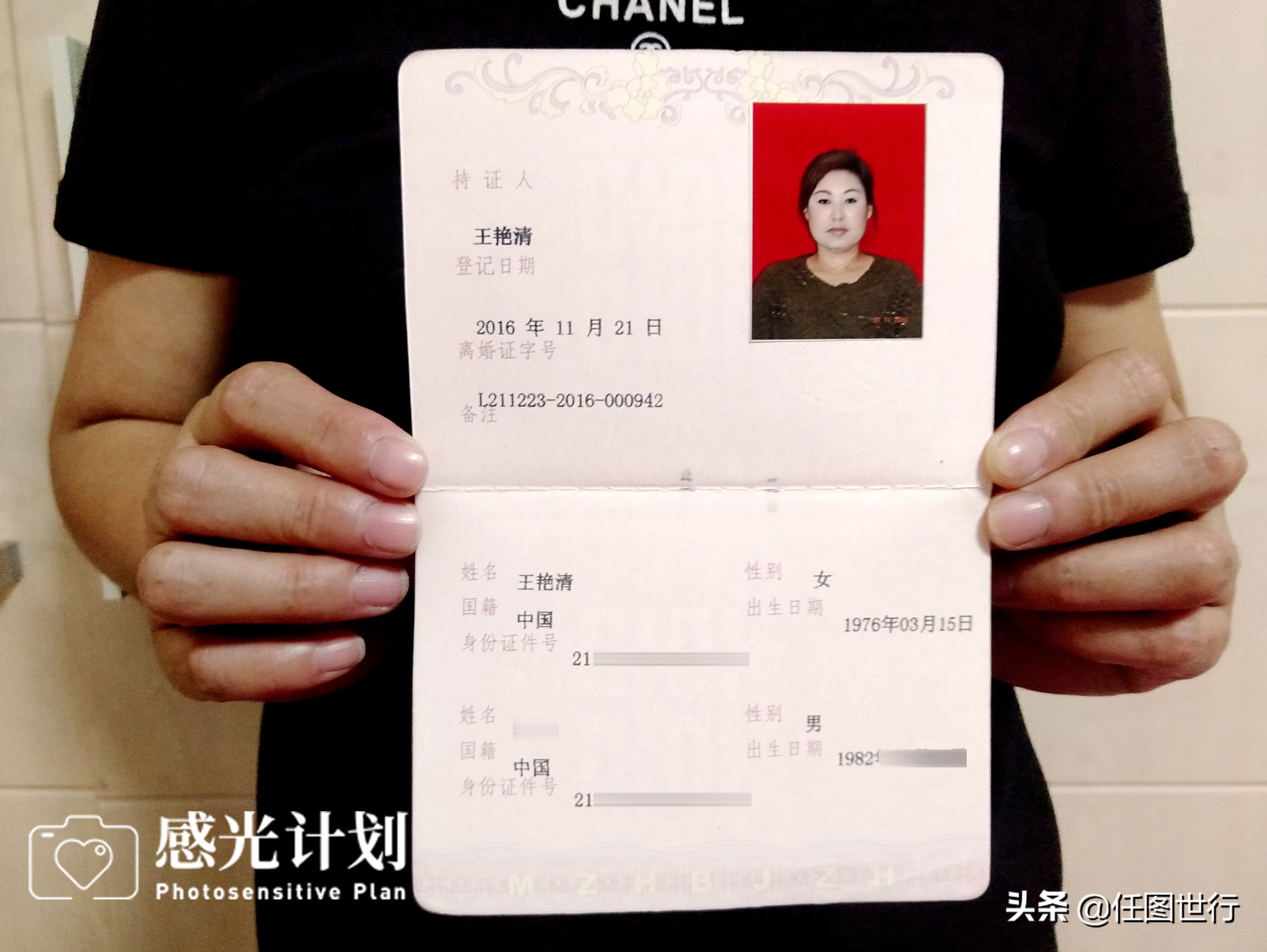 试管婴儿早产患脑炎花60万，爸爸嫌治疗费太贵离婚妈妈地铁口乞讨