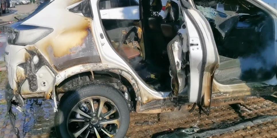 新能源电动汽车充电起火爆炸原因,充电三轮爆燃起火