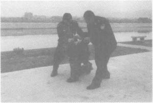 警用防暴棍对战短刀,警用棍式防暴器