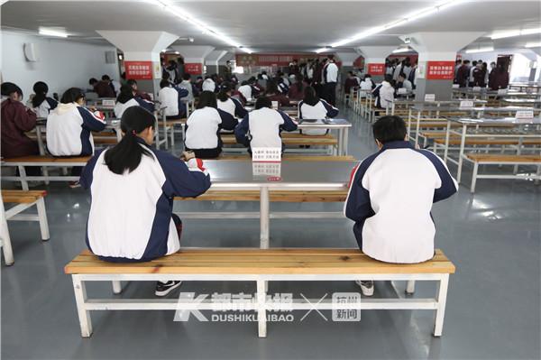 山东一学校食堂火了!一张餐桌4个凳子锁了3个,只容一人孤独地坐着