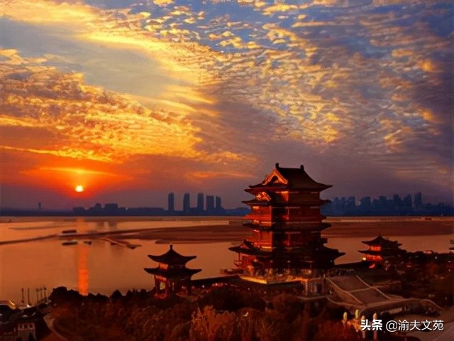 王勃重新游玩滕王阁,王勃笔下的滕王阁有多美