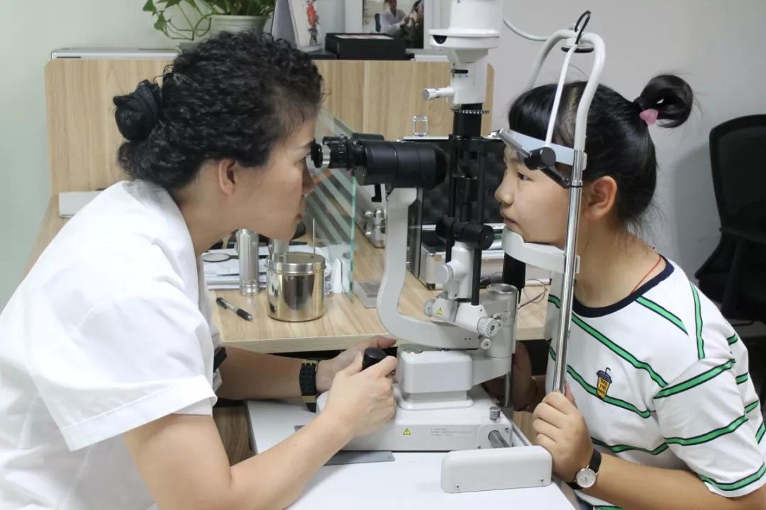 家长忽略这一点孩子可能高度近视,近视防控家长小妙招