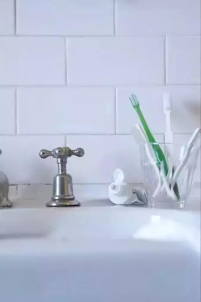 白墙的贴纸怎么去除掉不破坏墙面,家里的白墙脏了怎么弄得干净呢