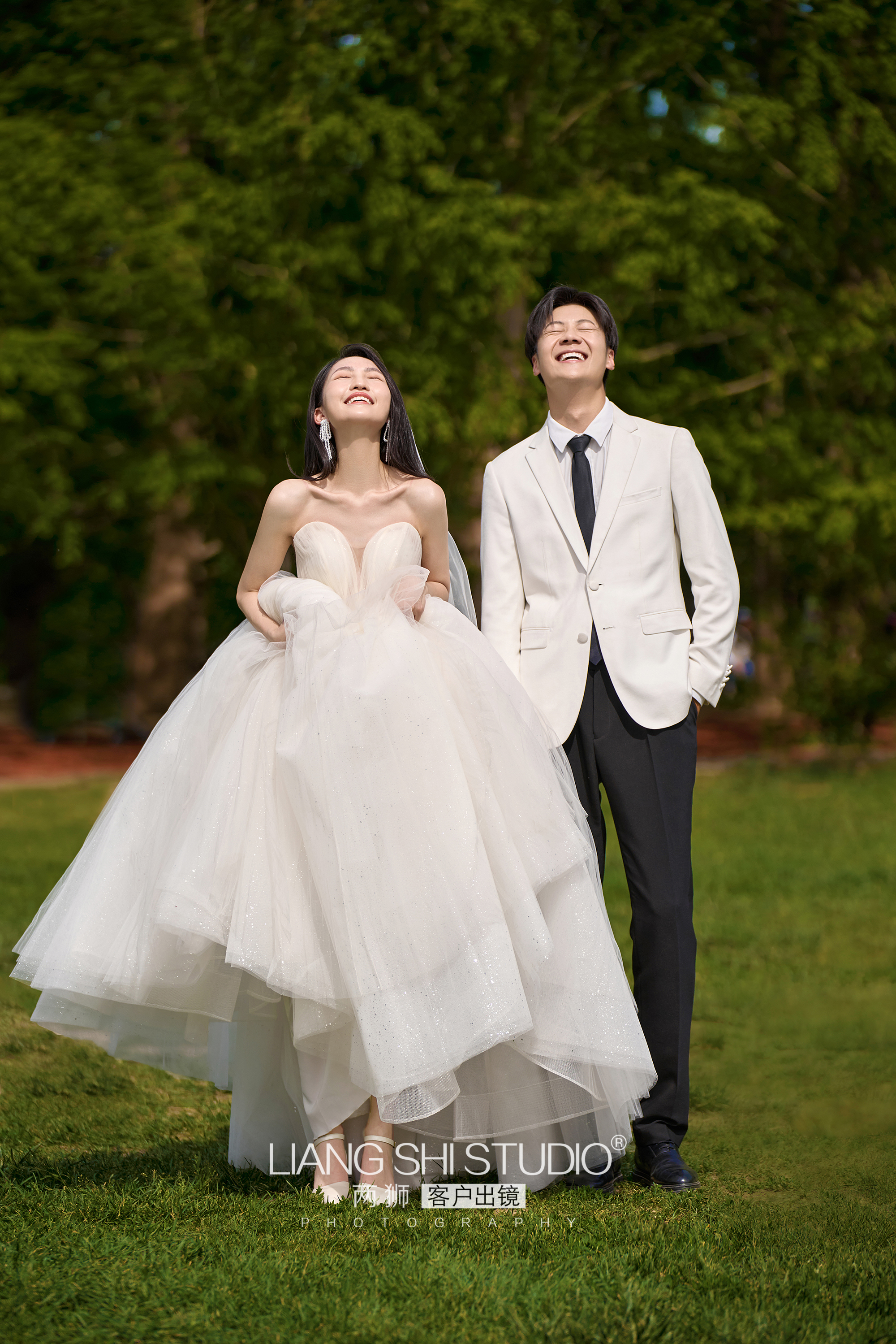 韩式杂志风婚纱照夸张造型,韩式简约婚纱照高级感幸福感爆棚