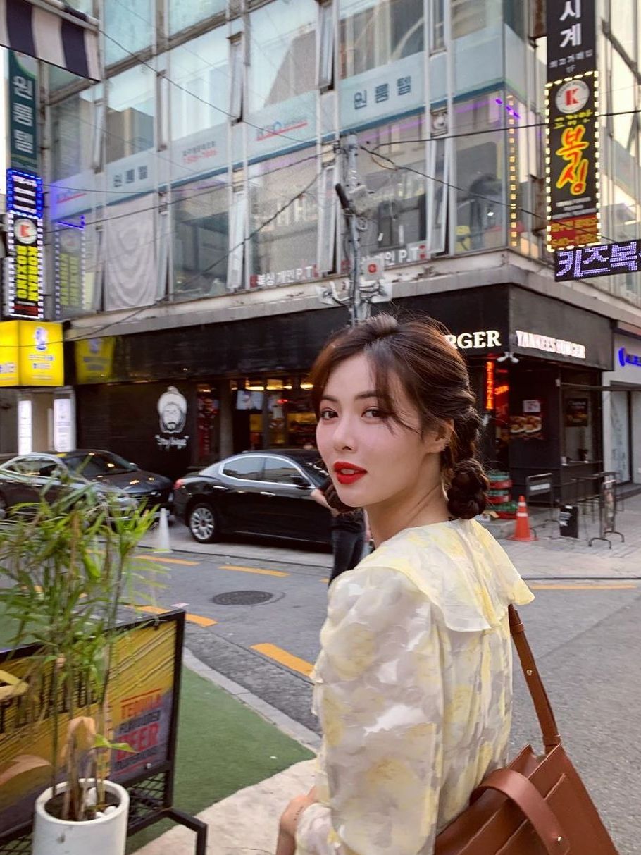 金泫雅演绎2020复古牛仔造型时尚,金泫雅babe碎花裙