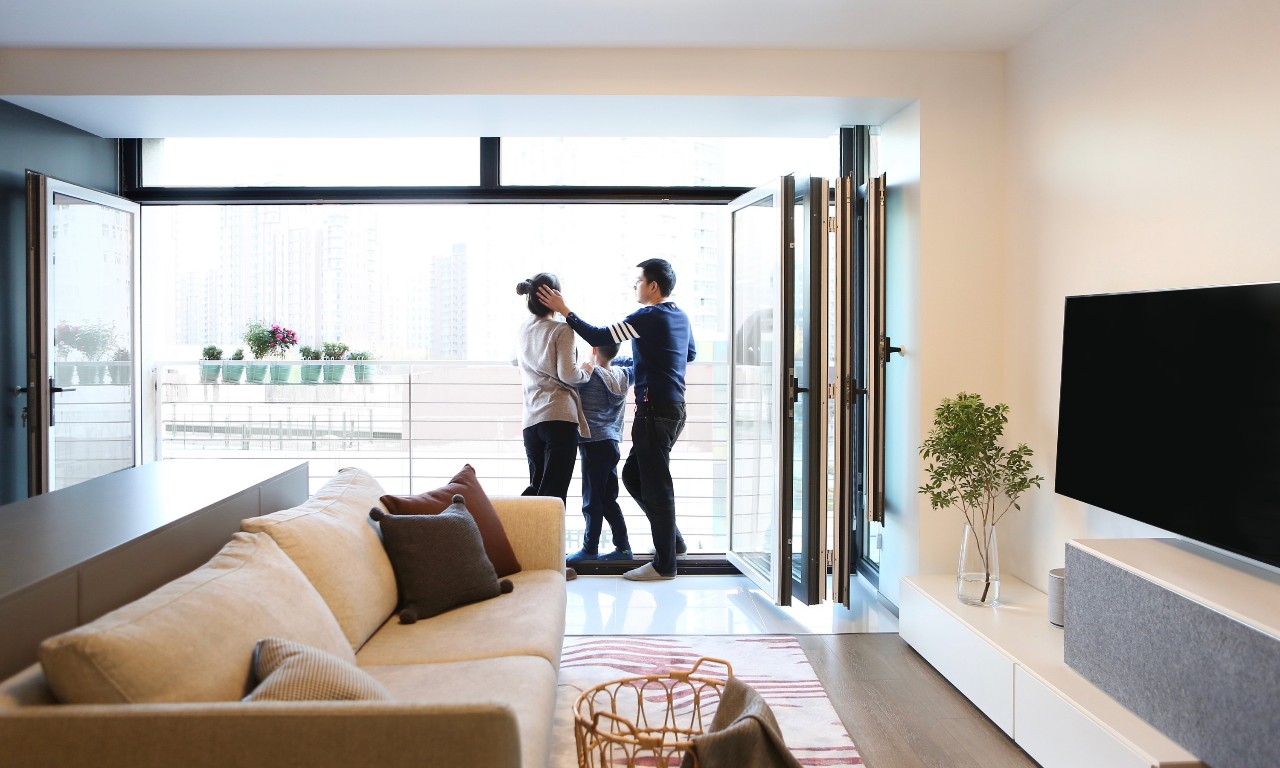 客厅阳台一体办公桌,主卧衣帽间加办公桌