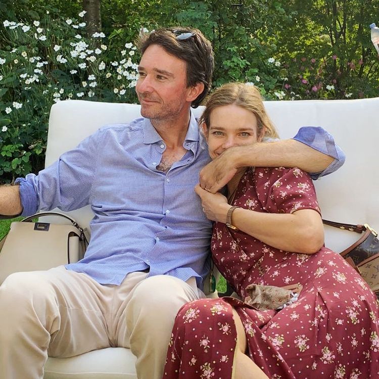 LV太子妃和老公恩爱游意大利！印花少女风穿搭真嫩，儿子比她都高