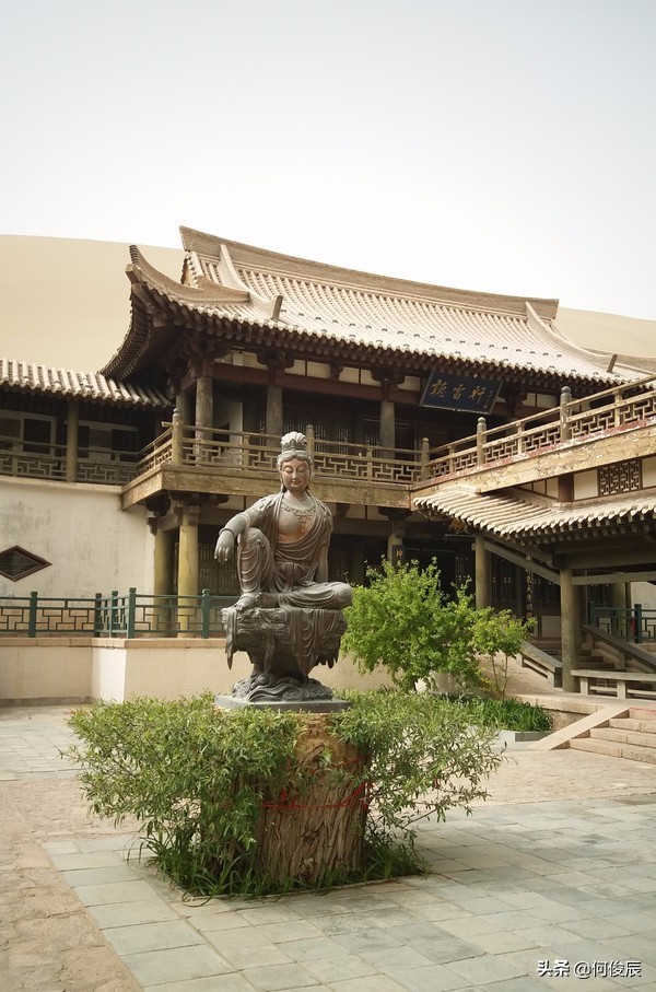 鸣沙山月牙泉堆满了游客,鸣沙山月牙泉景区