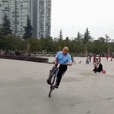 搞笑GIF开心一刻：你这日子不容易，吃大米粥配食盐