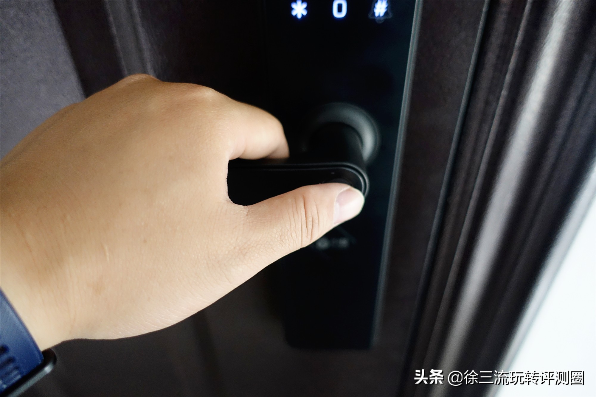 这把指纹锁不得了，内置天猫精灵AI模块，说句话就能开锁