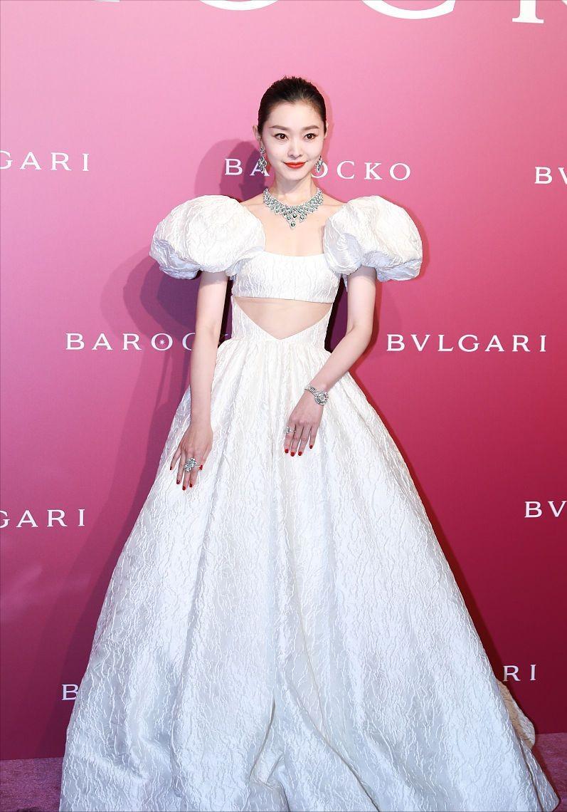 宋轶穿印花衣配运动裤秀身材,宋轶穿粉色针织衫真显嫩