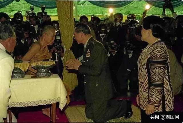 这名一生捐款60亿的高僧走了，曾救人无数，泰王也向他下跪……