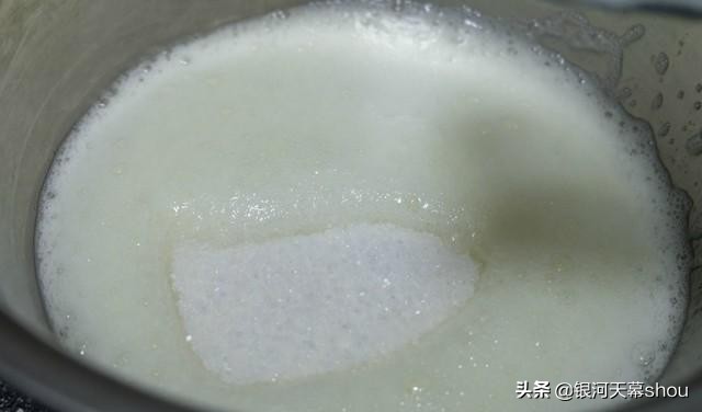 如何做蛋糕简易版无需烤箱电饭煲,电饭煲怎么做蛋糕不用牛奶蛋糕粉