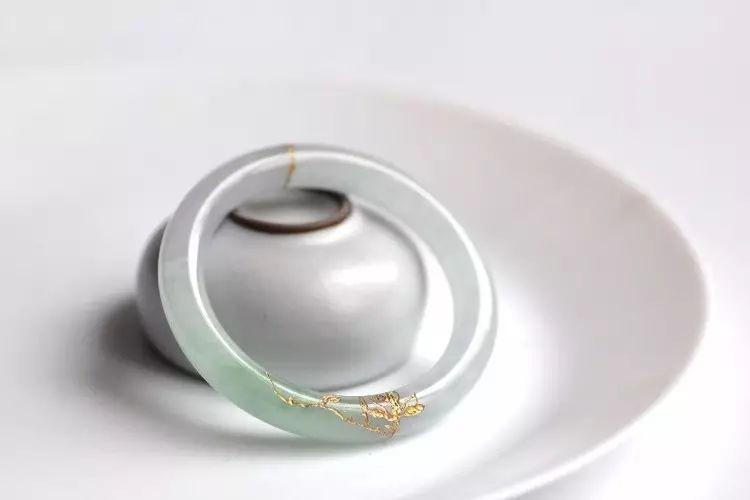 不小心打碎玉镯子24万什么连续剧,把戴了十几年的手镯打碎会不好吗