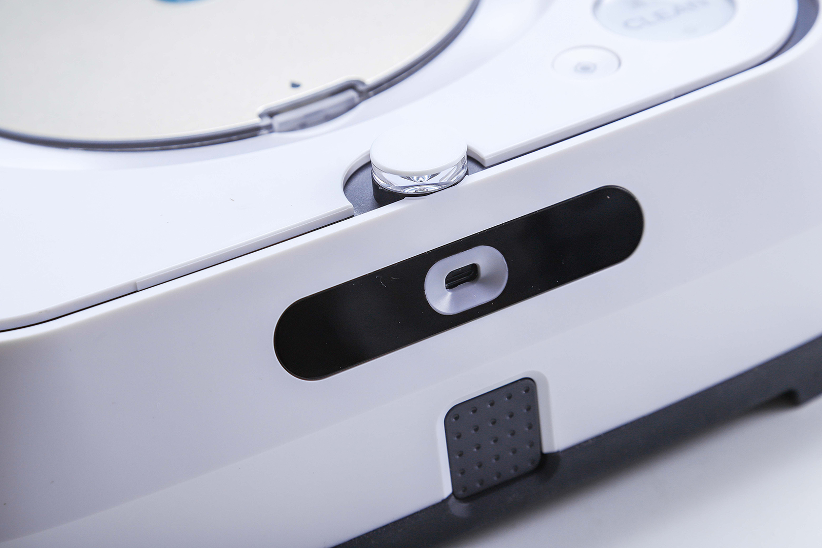 自带眼睛还有嘴，喷水式擦地机器人效果实测