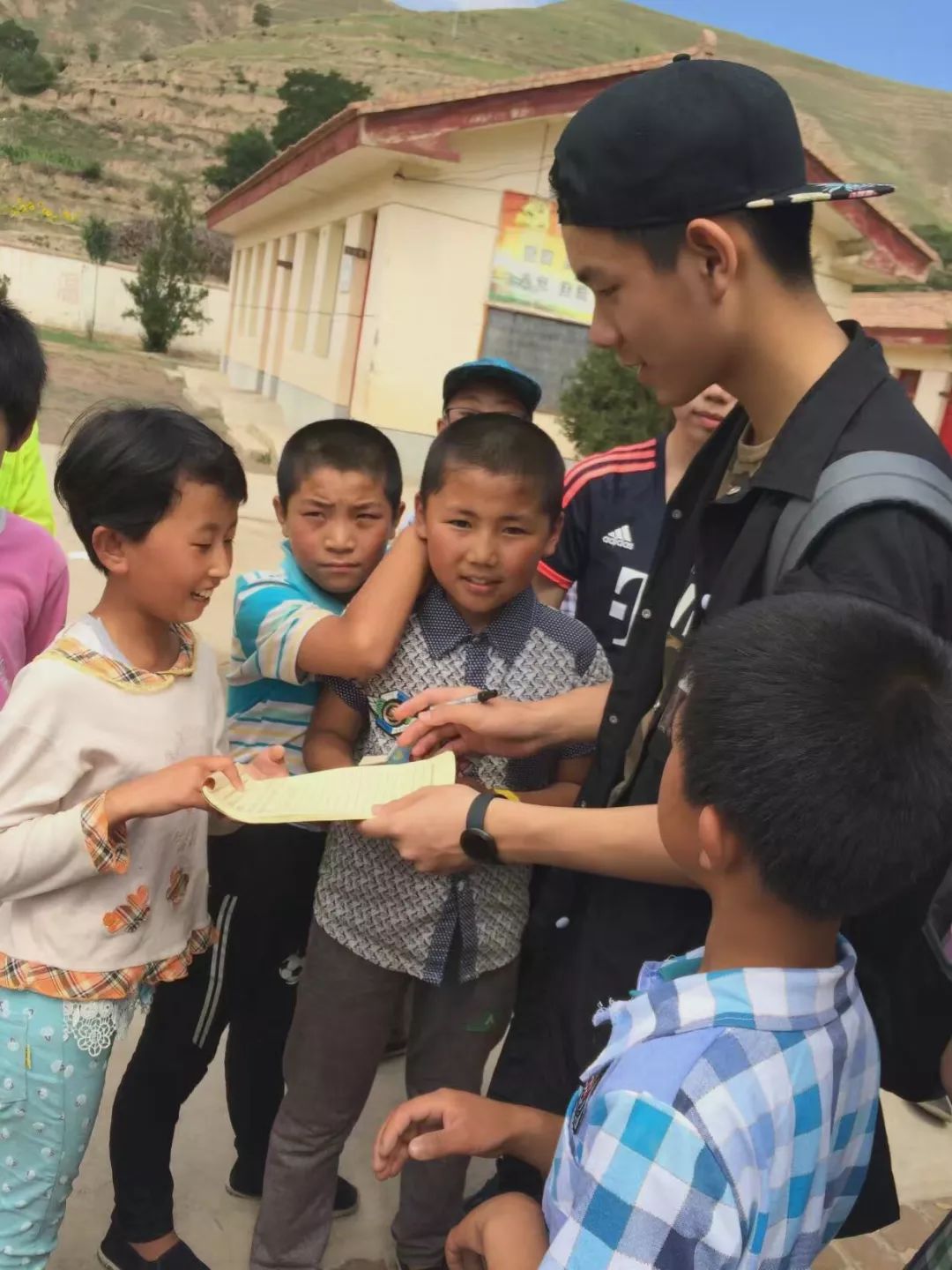 高新一中走出的“北大学长”郑方一，央视主持彰显五四青年风采！