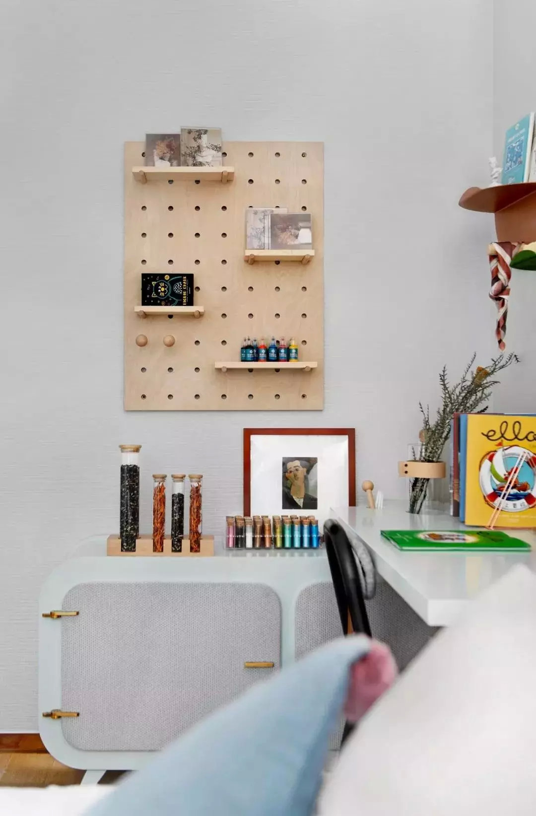 家里装修墙壁太单调怎么办,家里空白墙面怎么装饰实用