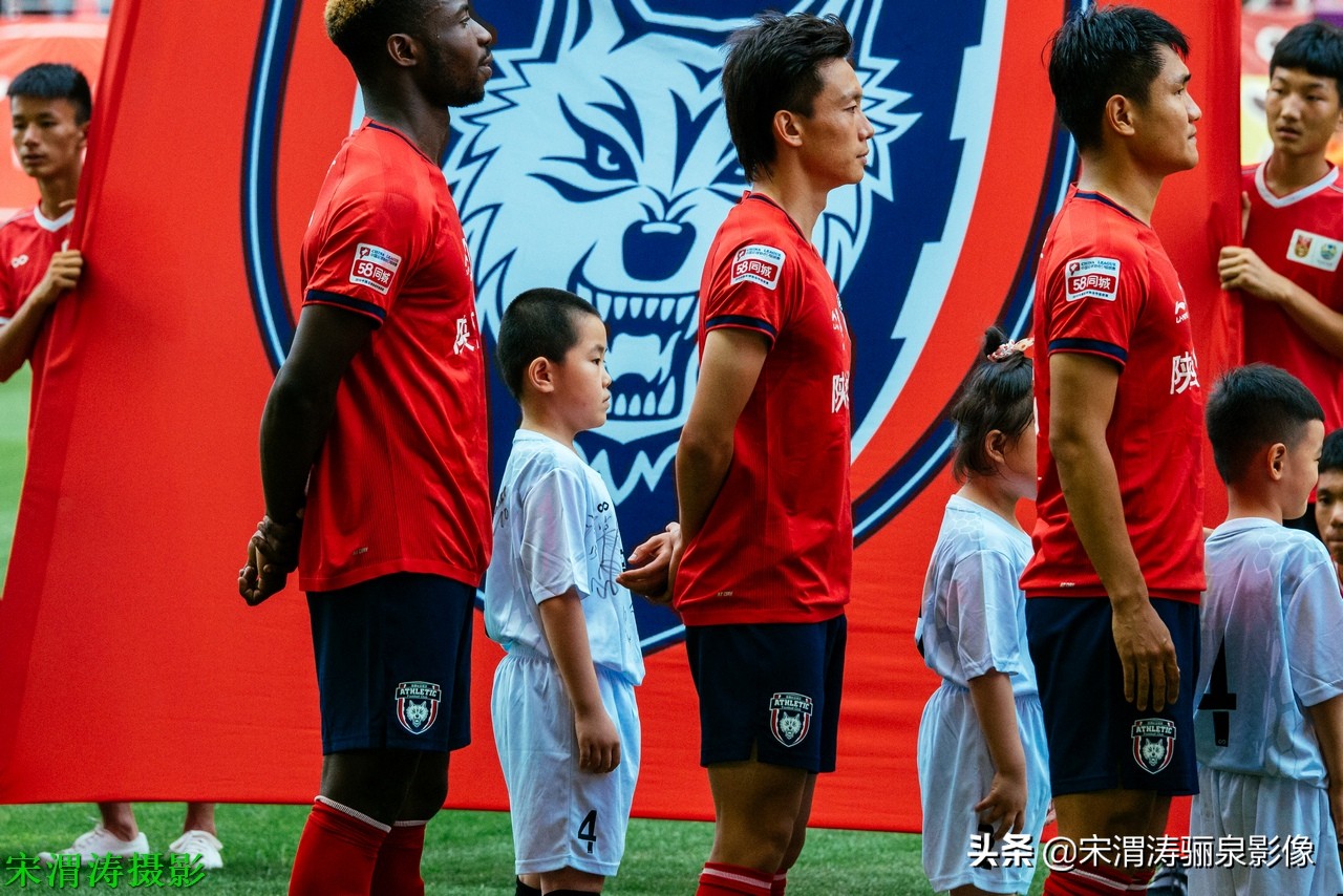 他有意识，脚下的控球和突破技术，任意球出色，左脚打门力量奇大