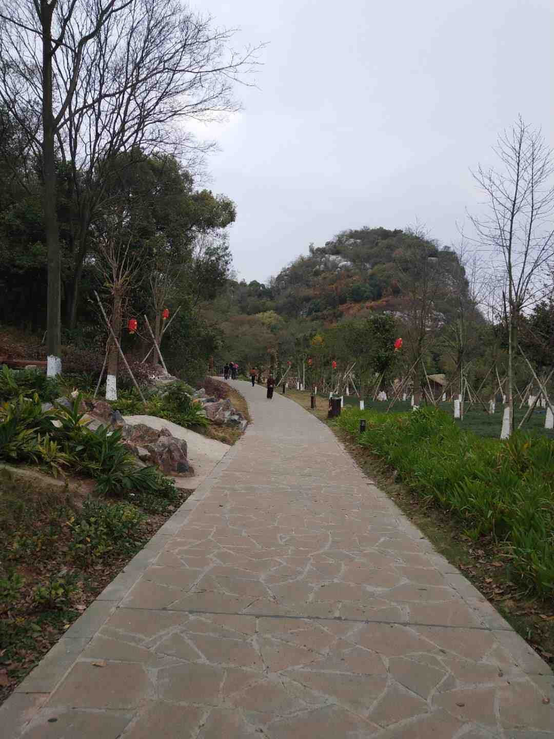 情知不久须相见，一日甚三秋，愁来不自由。‖马坝人遗址公园