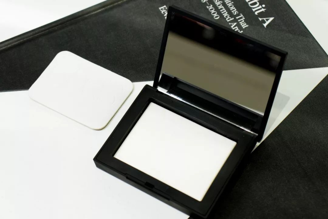 哪款定妆粉好用夏天不脱妆推荐,又遮斑又控油又持久的定妆粉