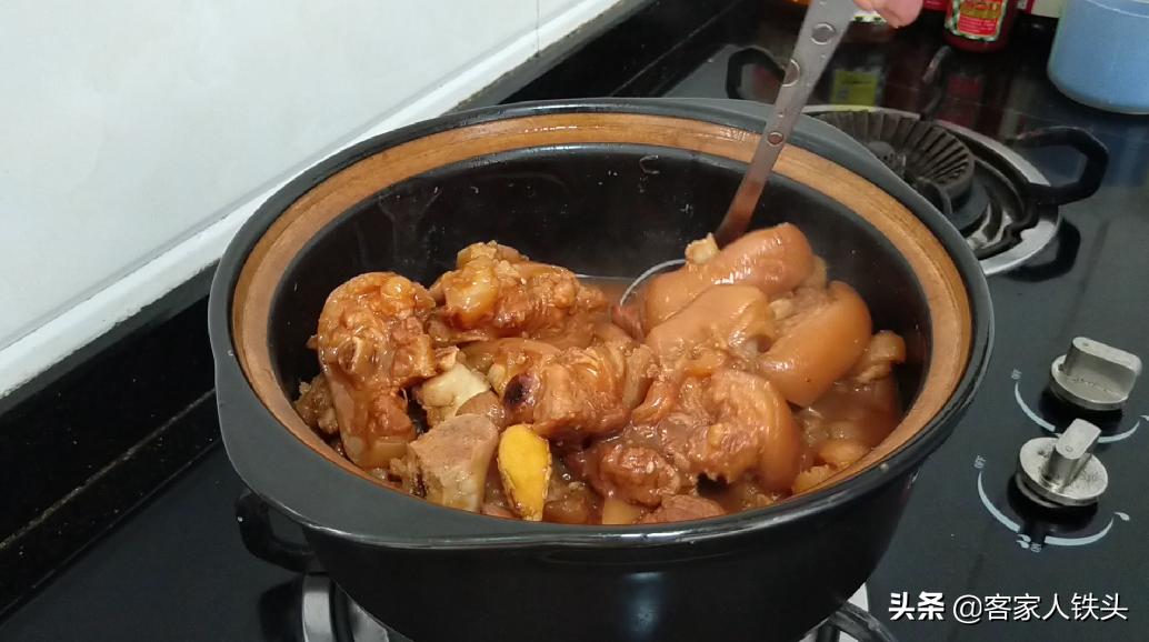 猪脚最好吃的做法教程,咸香猪脚的制作方法视频