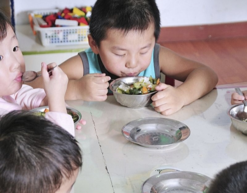 小孩子上幼儿园后瘦了变得粘人,孩子上幼儿园一个月瘦了十斤