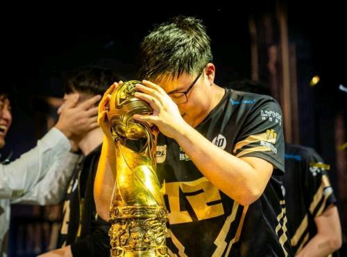 uzi评论薇恩冠军,uzi薇恩臻彩皮肤