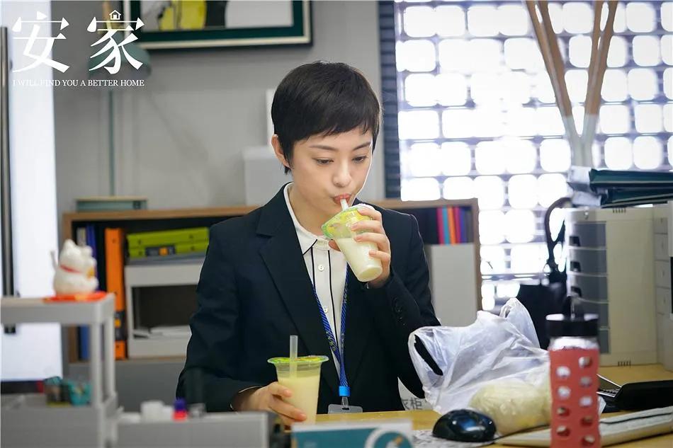 周雨彤的穿搭白衬衫,周雨彤刘雯钟楚曦