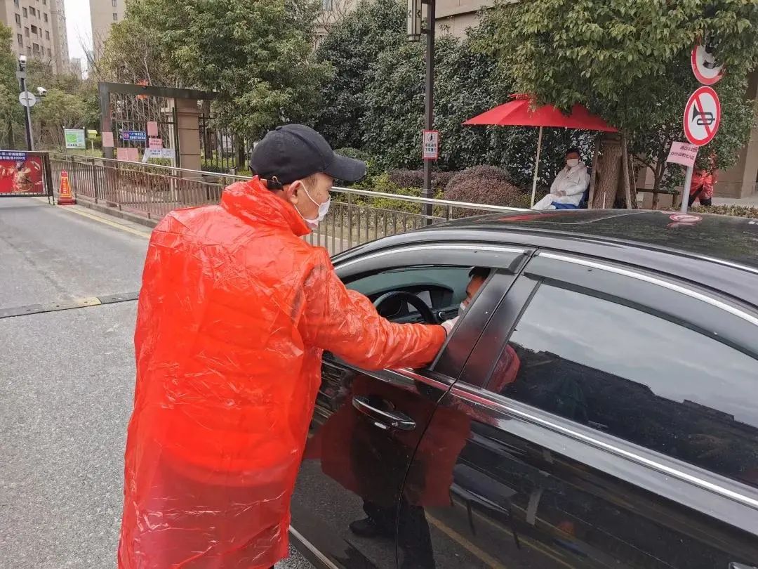 快递员只送到驿站一天送800件,一个快递站只有一个快递员