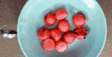 吃了这样的西瓜女子险丧命,女子吃了隔夜西瓜抢救无效死亡