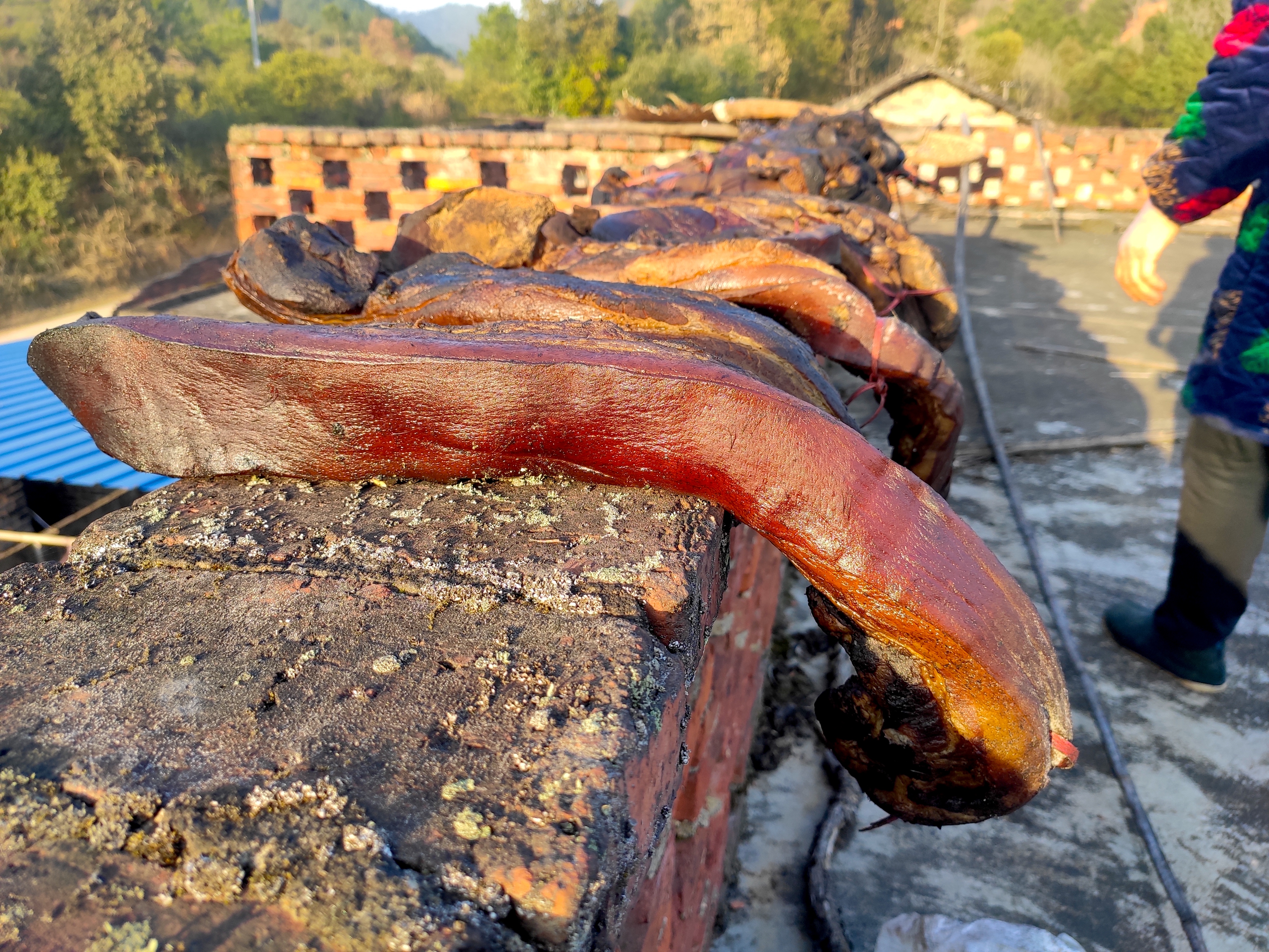 腊肉如何保存是放在冰箱冷冻室吗,香肠腊肉干了又不进冰箱怎么保存