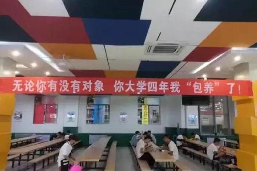 为了留住学生，大学食堂阿姨招式花样百出，就连手抖毛病也治好了