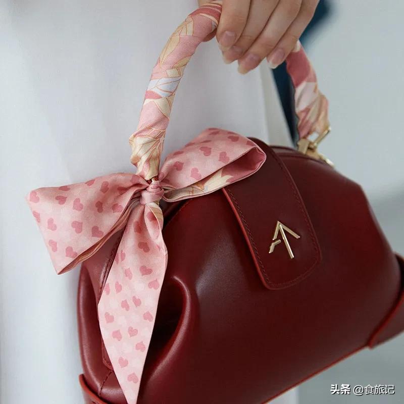 不要拒绝丝巾,正如不要拒绝春天