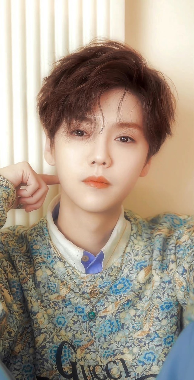 路人晒与鹿晗踢足球合照,鹿晗的素颜真实照片直播