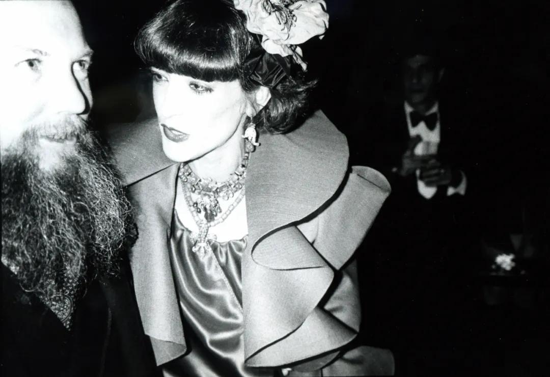 优雅与激情的化身，这个混迹巴黎40年的混血女人真致命