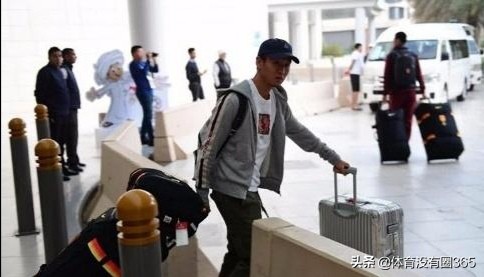 国脚返程,足球球员离队流泪