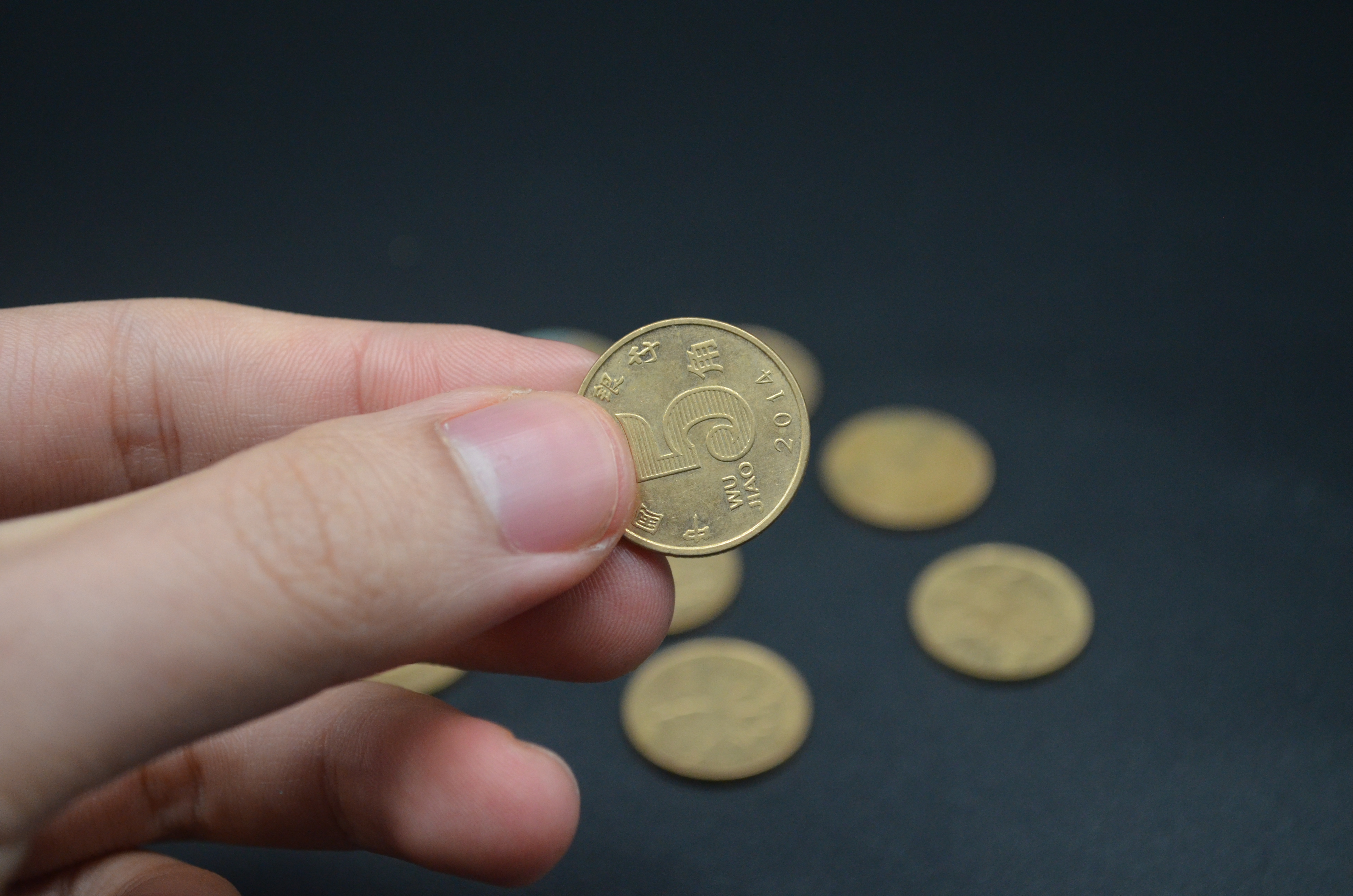 5角硬币放在墙角上有什么讲究,墙角扔五角硬币的禁忌