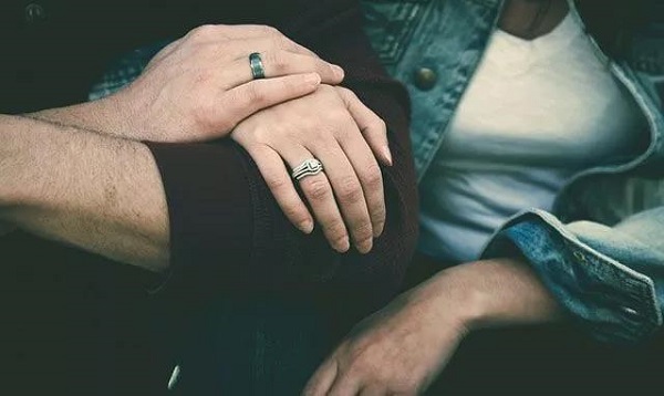 和女友生气怎么解决,和女友吵架气到中毒