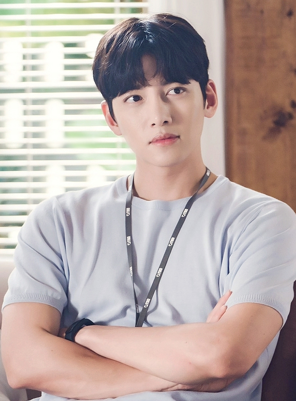 池昌旭黑色冲锋衣,池昌旭纯黑西装