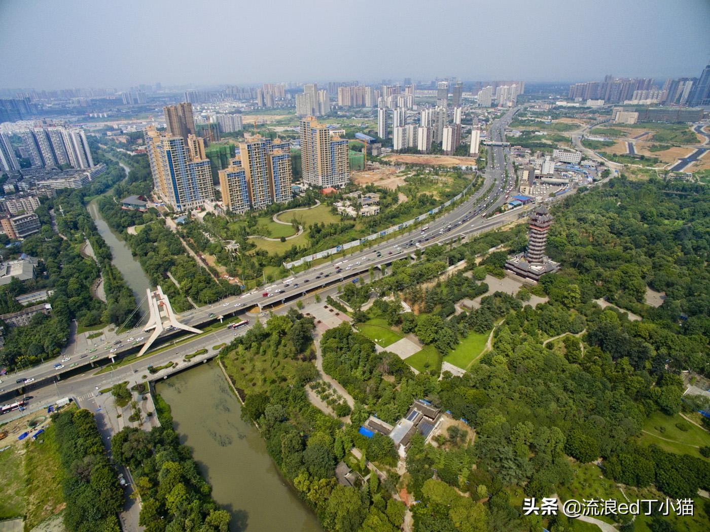 老成都人眼里的“暴发户”城区，境内既有繁华商贸，又有诗和远方