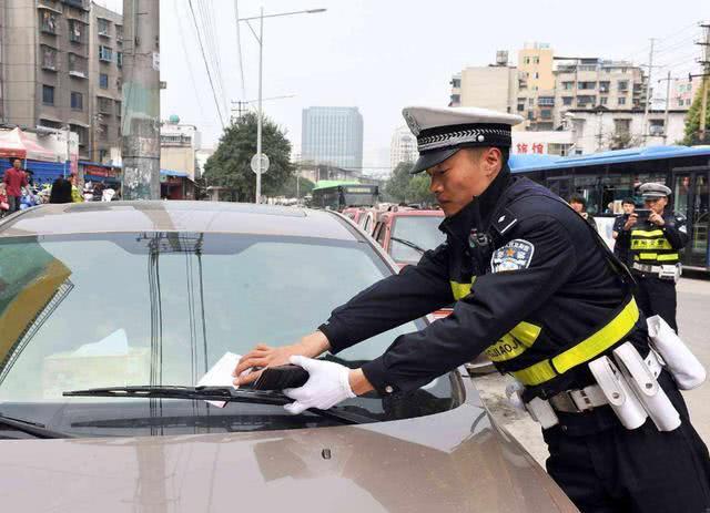 想临时停车却没有车位怎么办？老司机教你3个技巧，或能免贴罚单