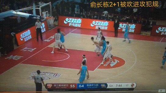 这球咋打？62声哨吹懵球员，阿的江：咋吹的？费尔德：教练忍住