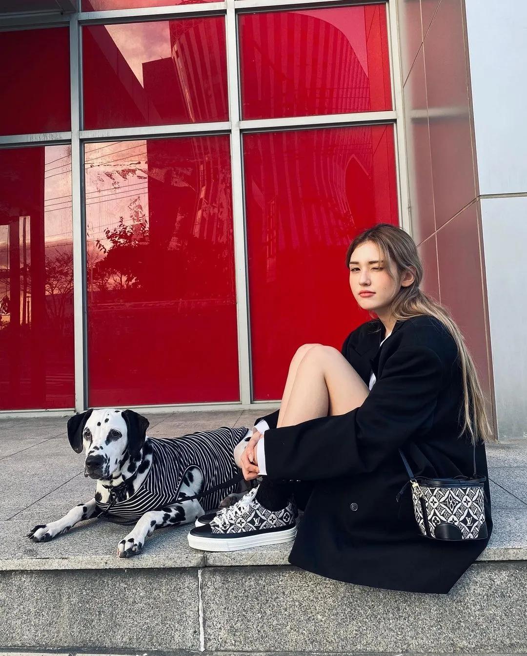 「人间芭比」爆火TikTok！酷爱电玩还是女鞋头？查收你们的新老婆